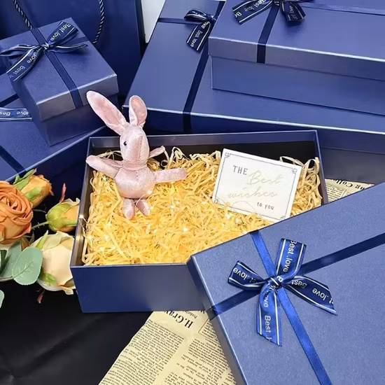 Boîte de papier cadeau doublée de satin en carton rigide pour vêtements avec logo personnalisé